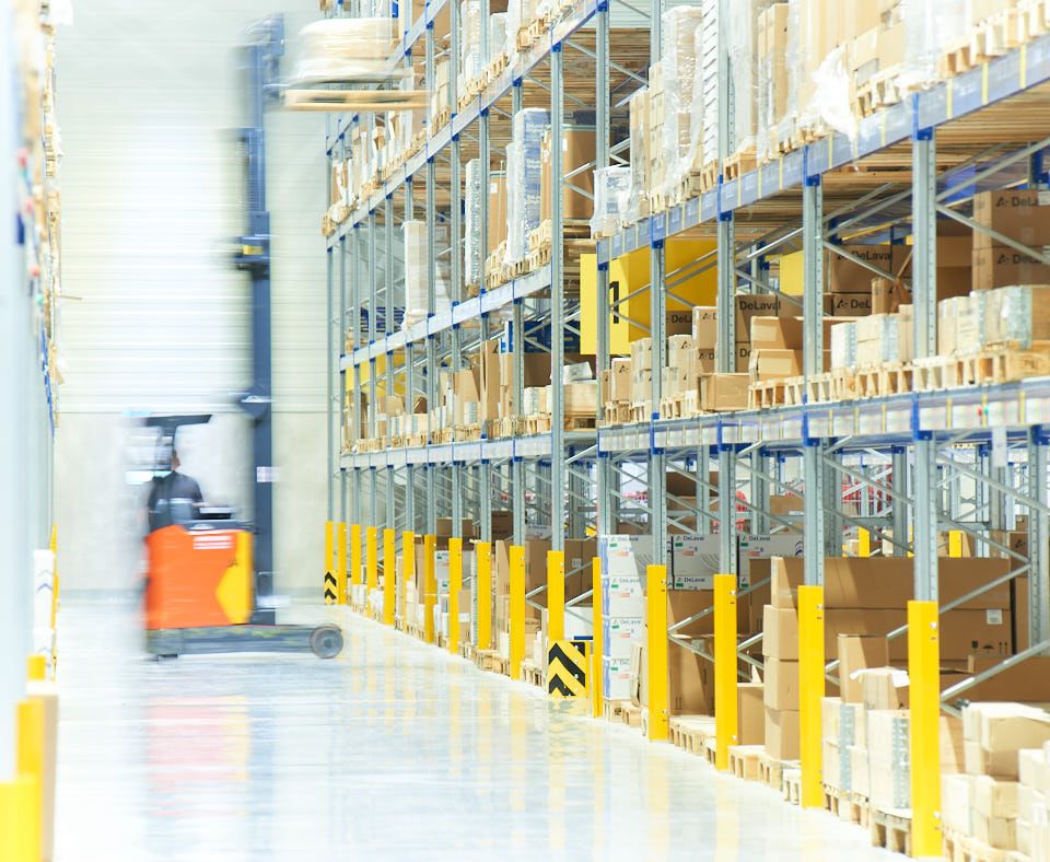 Ingenieur am Schreibtisch mit Grundrisszeichnungen