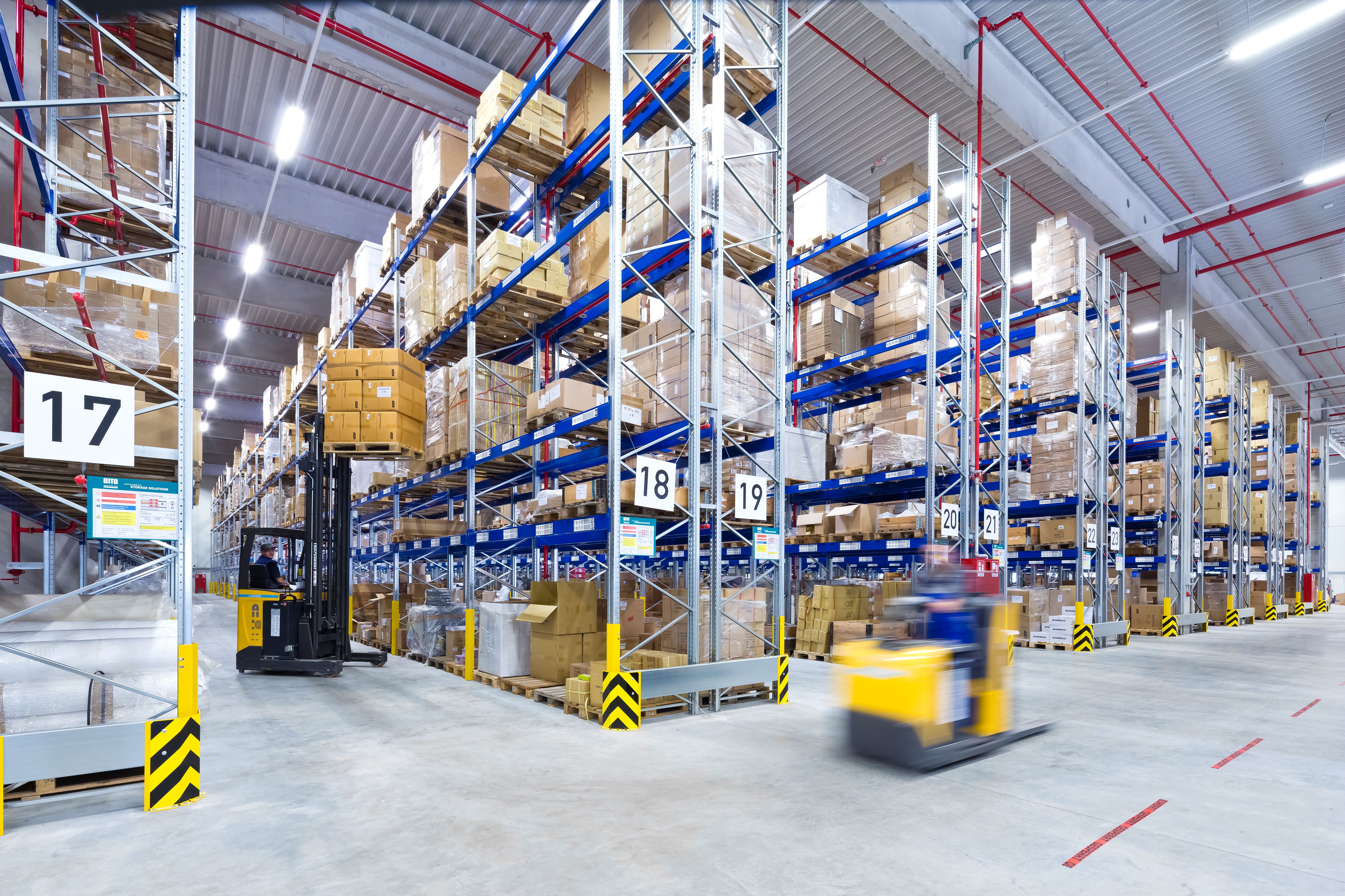 Hochregallager mit Gabelstaplern in einer modernen Logistikhalle