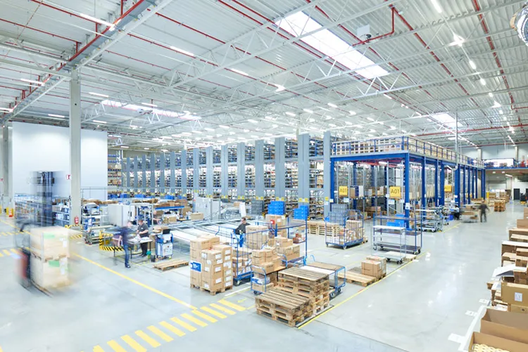 Logistikzentrum mit Kommissionierplätzen und Hochregallagern